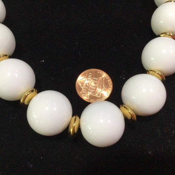 Napier beautiful white beaded with gold tone necklace. - Picture 5 of 6